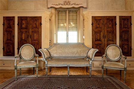 Fornitura da salotto Luigi XVI composta da un divano a ventaglio e due poltrone in legno laccato color avorio con profili in azzurro. Piemonte, fine secolo XVIII.