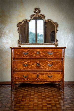 Cassettone intarsiato, secolo XVIII.