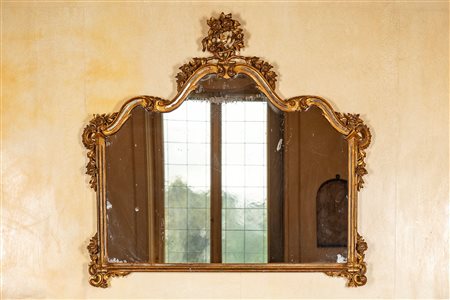 Specchiera di forma mossa a doppio ordine con cornice in legno dorato. Secolo XVIII-XIX.
