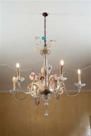 Lampadario in vetro di Murano incolore e policromo a sei luci.