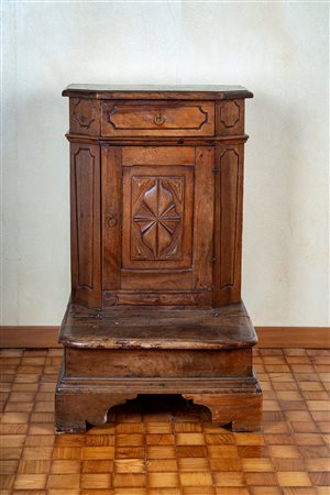Inginocchiatoio in noce. Piemonte, secolo XVIII.