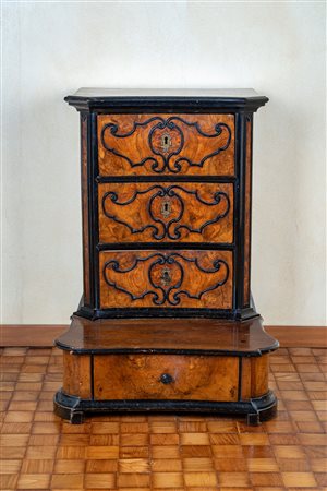 Inginocchiatoio con cassettiera lastronato in noce e
radica di noce con profili ebanizzati. Lombardia, XVIII secolo.