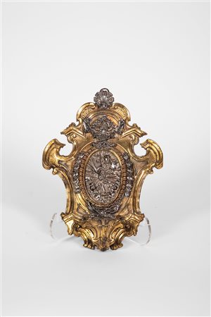 Acquasantiera in rame dorato con placca centrale e fregi in argento e vaschetta in bronzo dorato. Roma, inizio secolo XVIII.