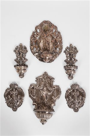 Collezione di sei acquasantiere in lamina argentata e sbalzata. Secolo XVIII.