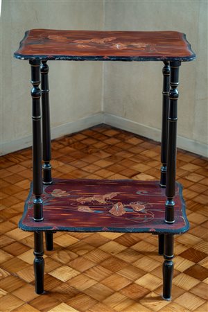 Tavolino in legno ebanizzato e laccato. Secolo XX.