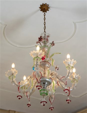 Lampadario a sei luci in vetro di Murano incolore e policromo nei toni del rosso e del verde.