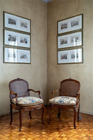 Coppia di poltrone in noce di forma mossa. Secolo XVIII.
