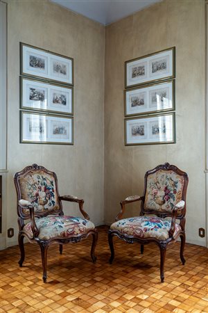 Coppia di poltrone in noce rivestite sullo schienale, sul sedile e sui braccioli con arazzi francesi ricamati a vasi di fiori con uccelli. Metà secolo XVIII.