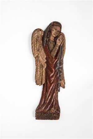 Figura di angelo orante in legno scolpito e policromo, sagomata a rilievo, XVII-XVIII secolo.
