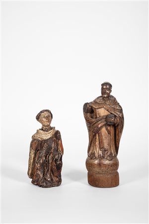 Due statuette in legno intagliato raffiguranti santo religioso con libro e ampio panneggio, XVII-XVIII secolo.