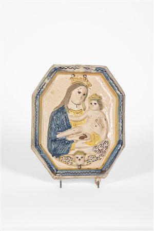 Targa devozionale in maiolica policroma a gran fuoco raffigurante Madonna con Bambino. Romagna, probabilmente Imola, fine secolo XVIII-XIX.