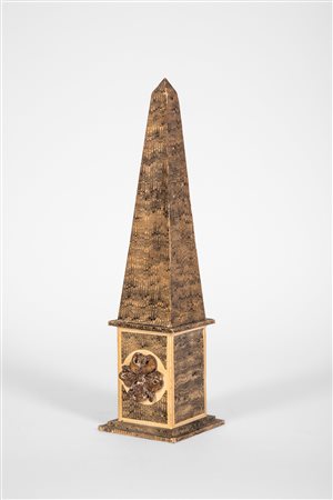 Obelisco decorativo in carta marmorizzata.