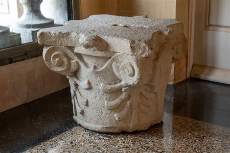 Capitello ionico in pietra scolpita.