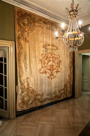 Grande pannello decorativo in velluto dipinto, secolo XVIII-XIX.