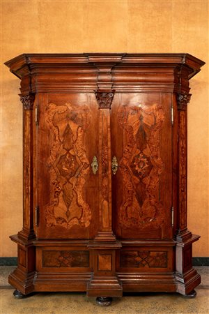 Cabinet in stile barocco in noce, radica e legni intarsiati