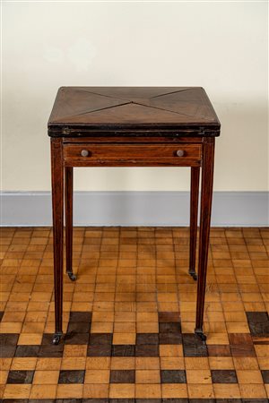 Tavolino da gioco lastronato e filettato. Fine secolo XVIII.