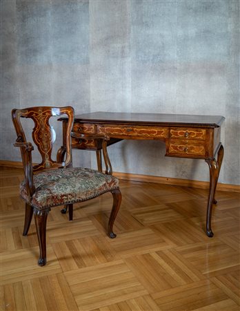 Scrivania da centro con poltrona in legno lastronato e intarsiato a volute e motivi vegetali. Secolo XIX.