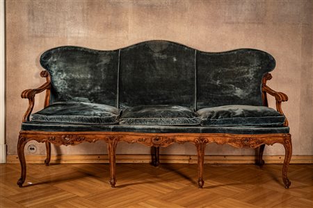 Divano di forma mossa in noce. Secolo XVIII.
