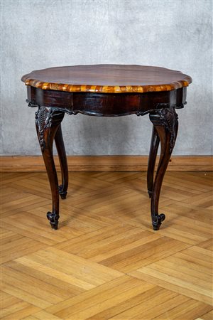 Tavolino in legno con piano circolare a profilo mosso e intarsiato. Secolo XIX