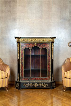 Credenza in stile Boulle in legno ebanizzato e intarsiato. Secolo XIX.