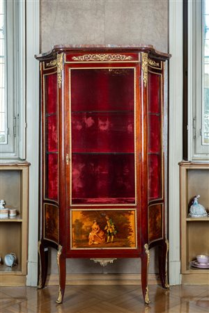 Vetrina in legno laccato rosso con piano in marmo e fregi in bronzo dorato.
