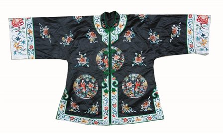  
Veste in seta ricamata Cina, primi ‘900
 L. 71 cm