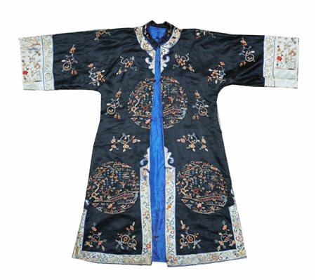  
Veste in seta ricamata Cina, epoca Qing, fine XIX Secolo
 L. 100 cm