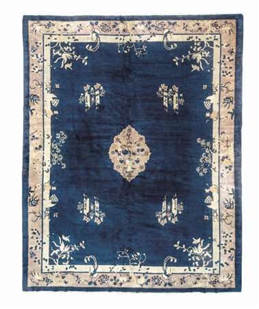  
Tappeto Pechino Cina settentrionale, fine XIX Secolo
 345 x 270 cm