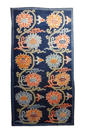  
Tappeto “Khaden” con decorazioni di fiori di loto Tibet, 1900 circa
 157 x 81 cm