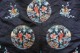  
Veste in seta ricamata Cina, primi ‘900
 L. 71 cm
