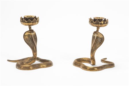 Coppia di candelieri in forma di cobra con portacandela a fiore di loto in metallo patinato