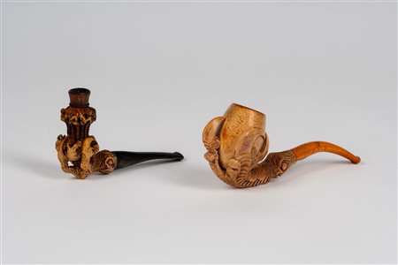 Due pipe in schiuma di mare intagliata ad artiglio. Secolo XIX
