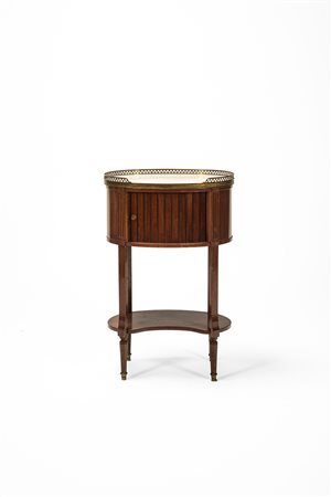 Comodino di forma ovale con piano in marmo e anta a rullo, fine secolo XIX.