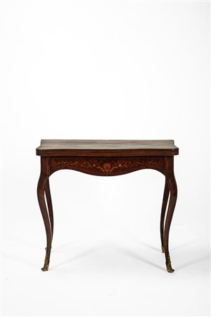 Tavolino da gioco lastronato e intarsiato con piano a libro. Secolo XIX.
