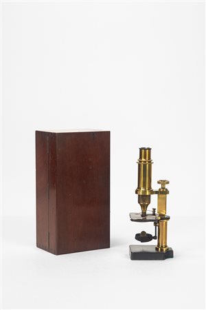 Microscopio in ottone con lente Charles Marchand entro cofanetto ligneo