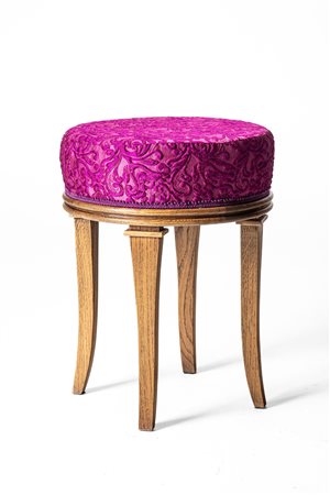 Sgabello in legno in stile settecentesco con seduta imbottita e rivestita in tessuto fucsia decorato a volute fogliate 