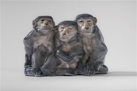"Monkey trio" gruppo in porcellana policroma.  Knud Kyhn (Danimarca 1880-1969) per Royal Copenhagen, prima metà secolo XX