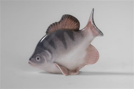 Piccolo pesce persico in porcellana policroma. Royal Copenhagen, Danimarca, secolo XX