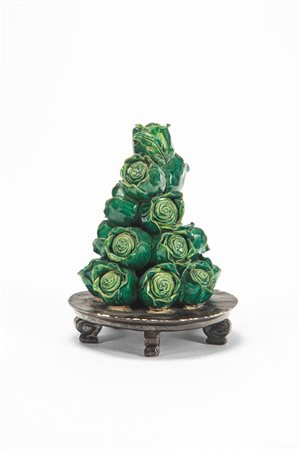 Centrotavola in ceramica smaltata verde in forma di piramide di carciofi. 