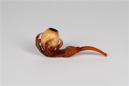 Pipa in schiuma di mare intagliata a forma di artiglio entro custodia sagomata. Secolo XIX