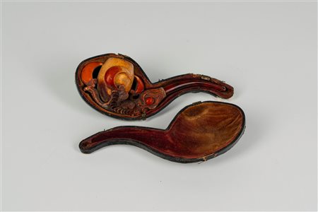 Pipa in schiuma di mare intagliata a forma di artiglio entro custodia sagomata. Secolo XIX