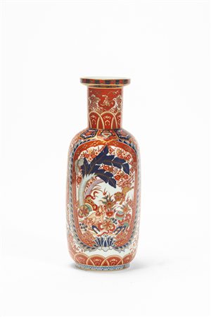 Vaso in porcellana policroma  “Vista Alegre” con decoro all'orientale, Portogallo, anni ‘60