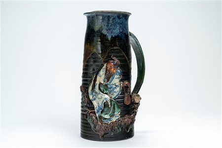 Versatoio in ceramica policroma decorato con figure a rilievo recante marchio entro doppia zucca Shinzan o Mayama. Giappone, inizi secolo XX 