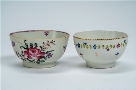 Due tazze in porcellana con decoro policromo a fiori. Una di manifattura Nyon, 1780–1790, l’altra probabilmente Vienna, secolo XVIII