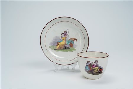 Tazza con piattino e zuccheriera in porcellana decorata con scena neoclassica Regency stampata e dipinta da Adam Buck. Inghilterra, inizio secolo XIX