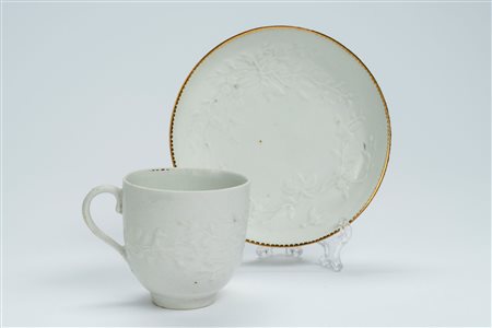 Tazza con piattino in porcellana bianca a rilievo. Inghilterra, manifattura di Derby, fine secolo XVIII