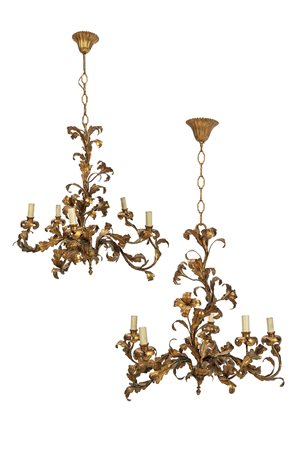 Coppia di lampadari in metallo dorato con bracci a volute fogliate, secolo XIX-XX