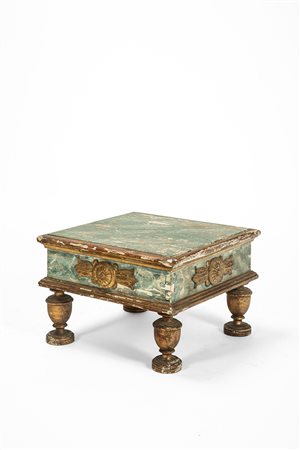 Base in legno laccato e dorato, secolo XIX