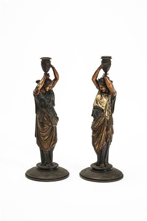 Coppia di candelieri in metallo laccato con fusto in forma di figure femminili panneggiate. Fine secolo XIX. 