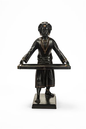 Moro reggi vassoio in legno scolpito e laccato. Stile orientalista, secolo XIX-XX.